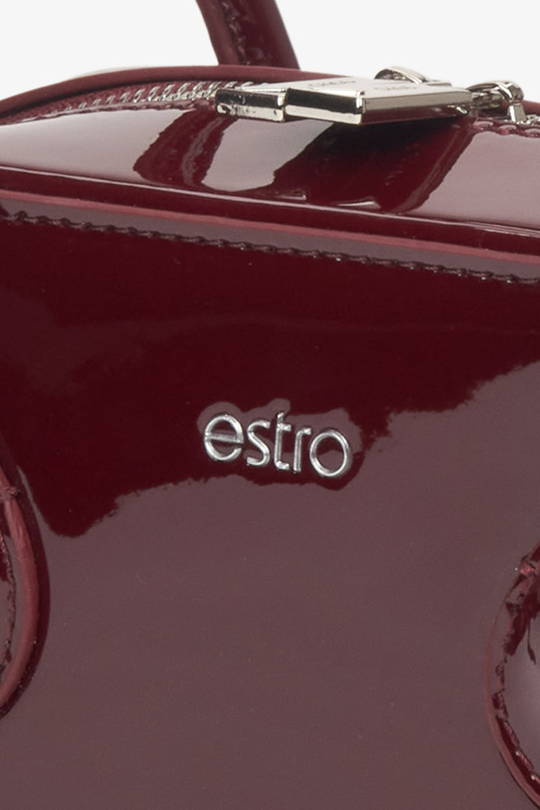 A patent leather shoulder bag in burgundy, designed for women by Estro - details.