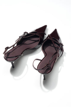 A triple buckle-strap system – a jewellery-inspired detail that ensures perfect stability and instantly draws attention.