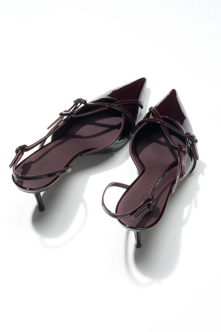 A triple buckle-strap system – a jewellery-inspired detail that ensures perfect stability and instantly draws attention.