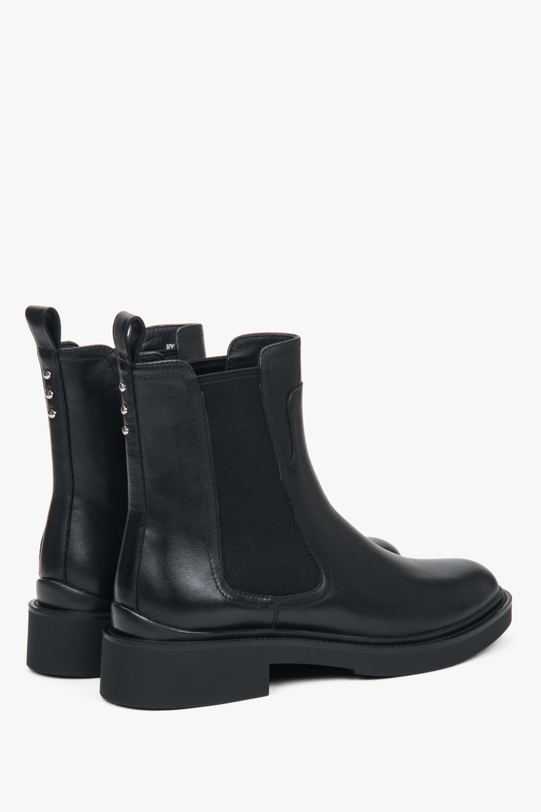 With light insulation, women's classic black Chelsea boots Estro.