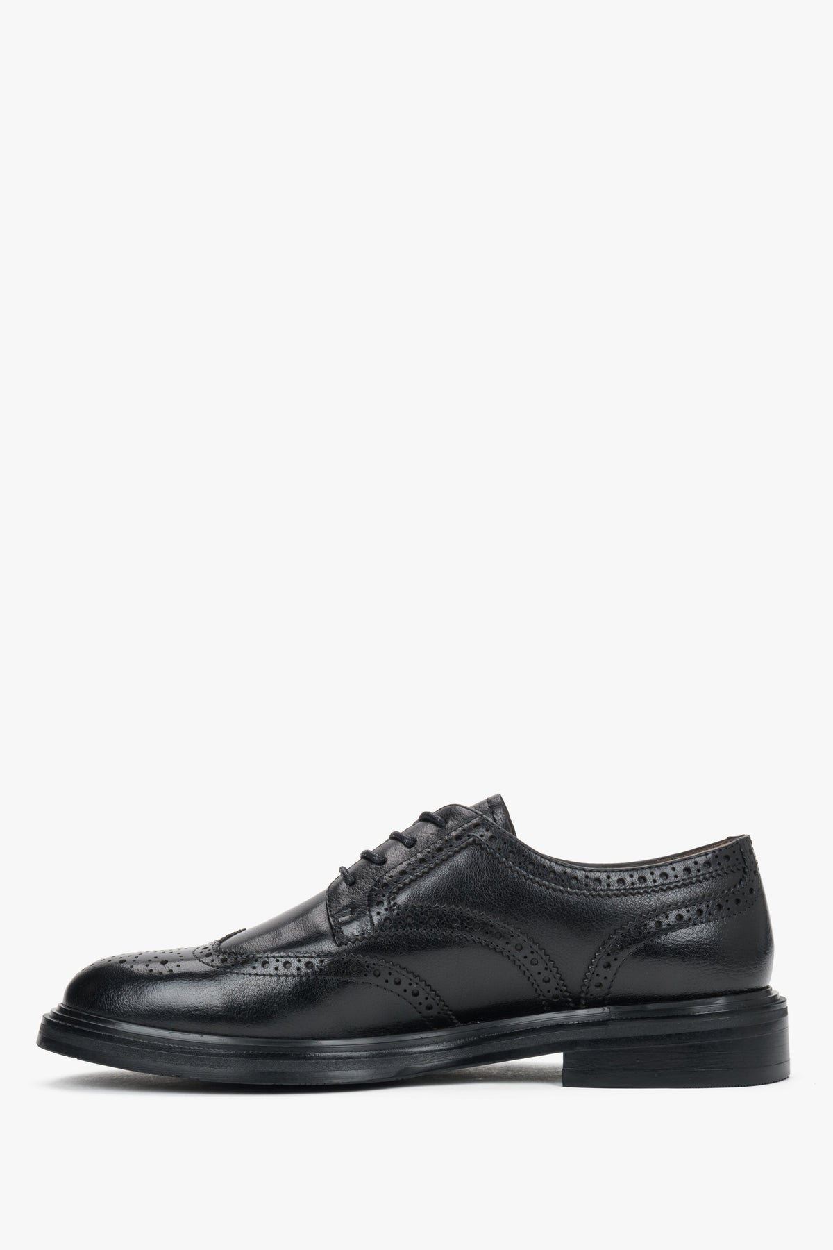 Women's classic black brogue shoes made of natural leather Estro.