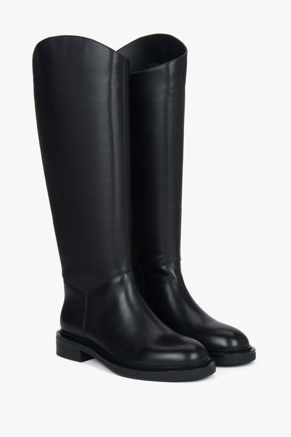 Classic black women’s knee-high boots in genuine leather with a flat sole.