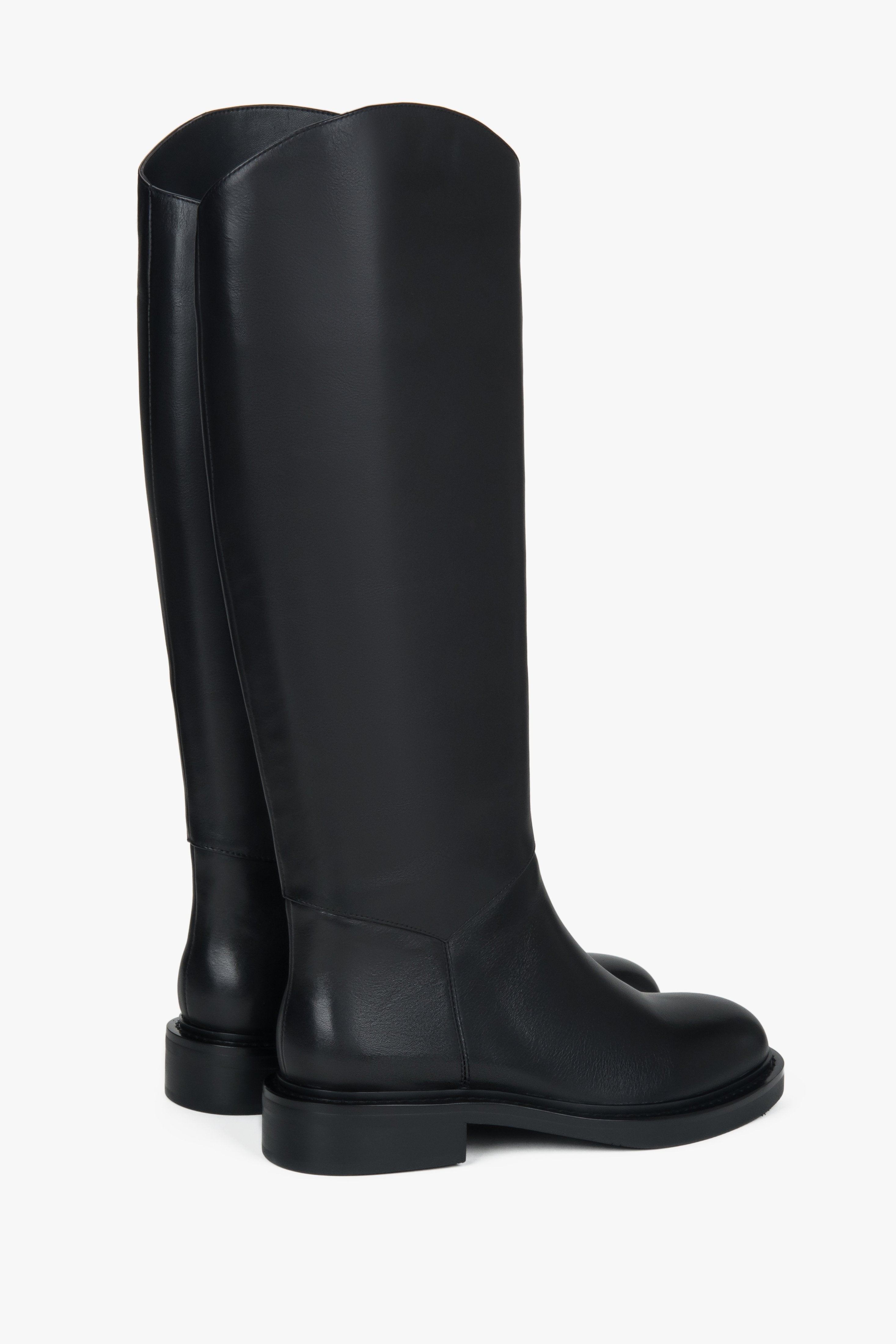 On a flat sole, classic black women’s knee-high boots in genuine leather Estro.
