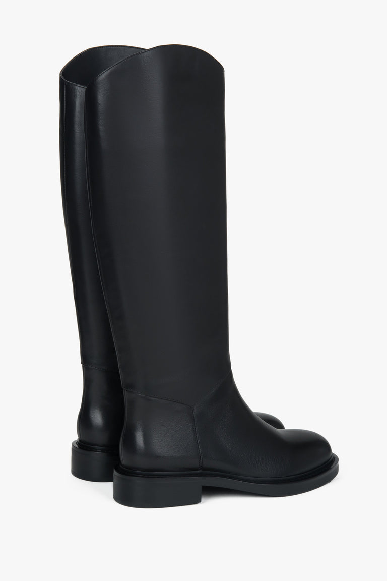 On a flat sole, classic black women’s knee-high boots in genuine leather Estro.
