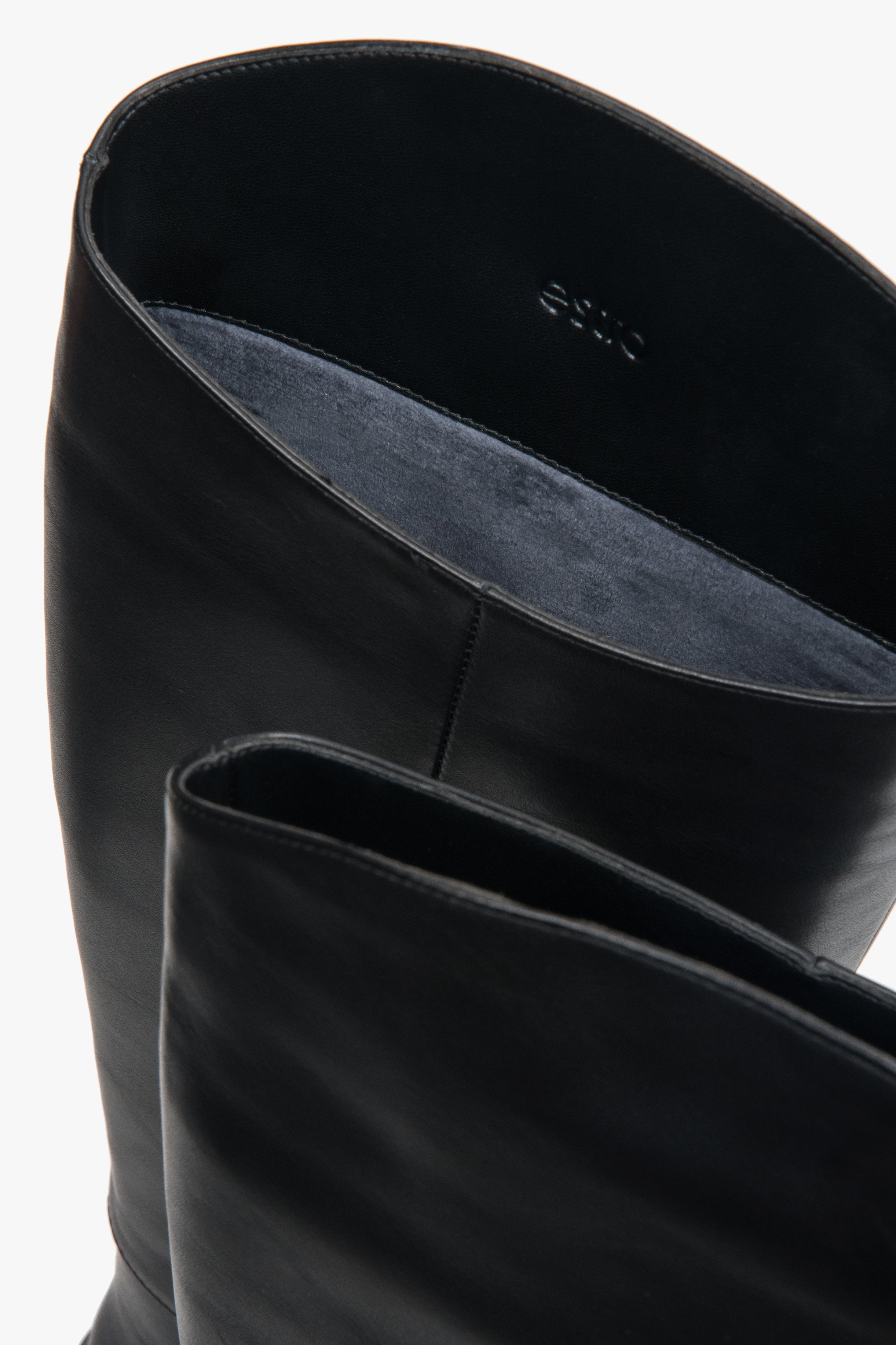 In genuine leather, classic black women’s knee-high boots with a flat sole Estro.