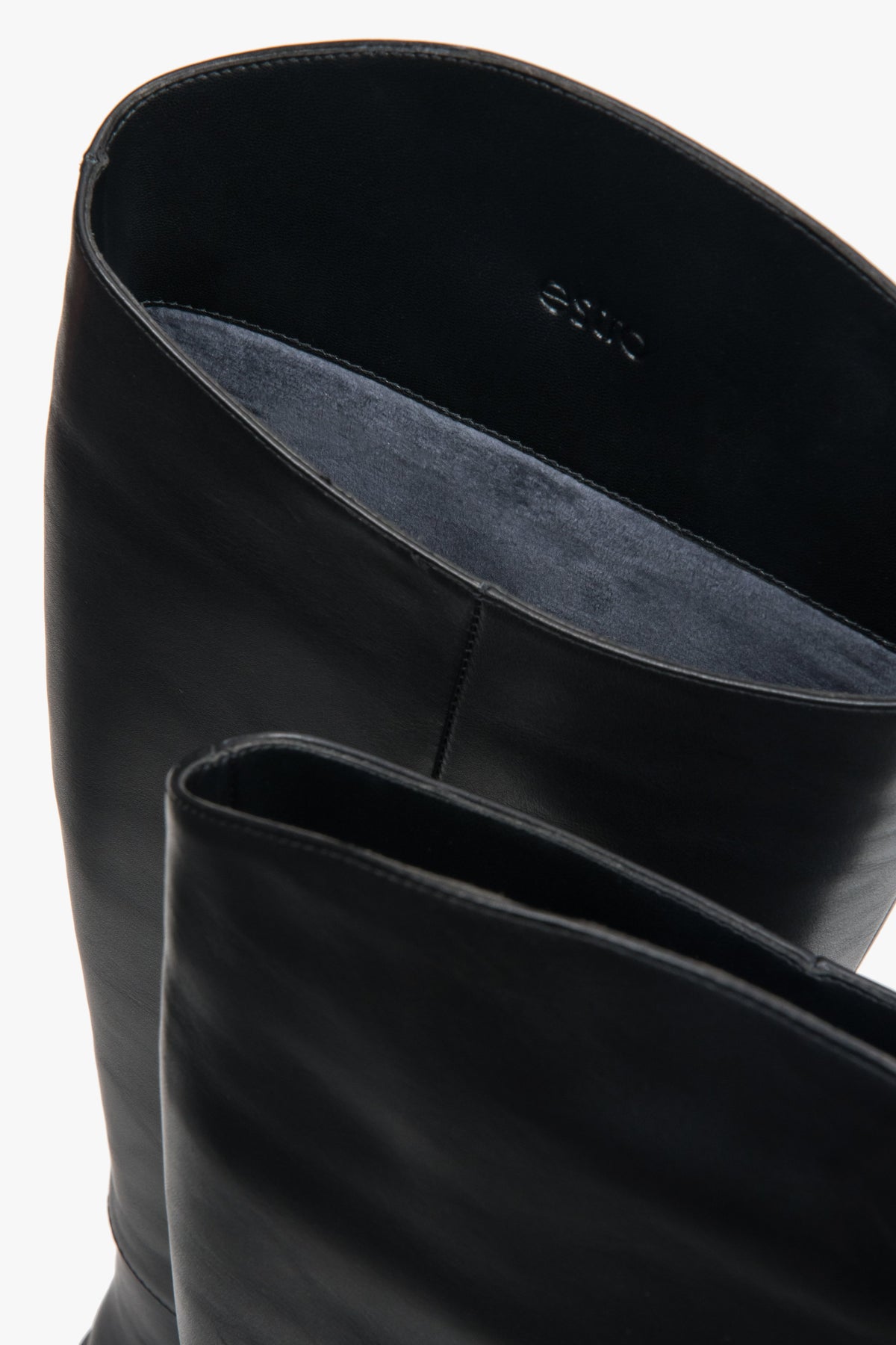 In genuine leather, classic black women’s knee-high boots with a flat sole Estro.