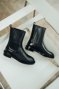 Women's Classic Black Leather Chelsea Boots with Elastic Gores Estro ER00120637.