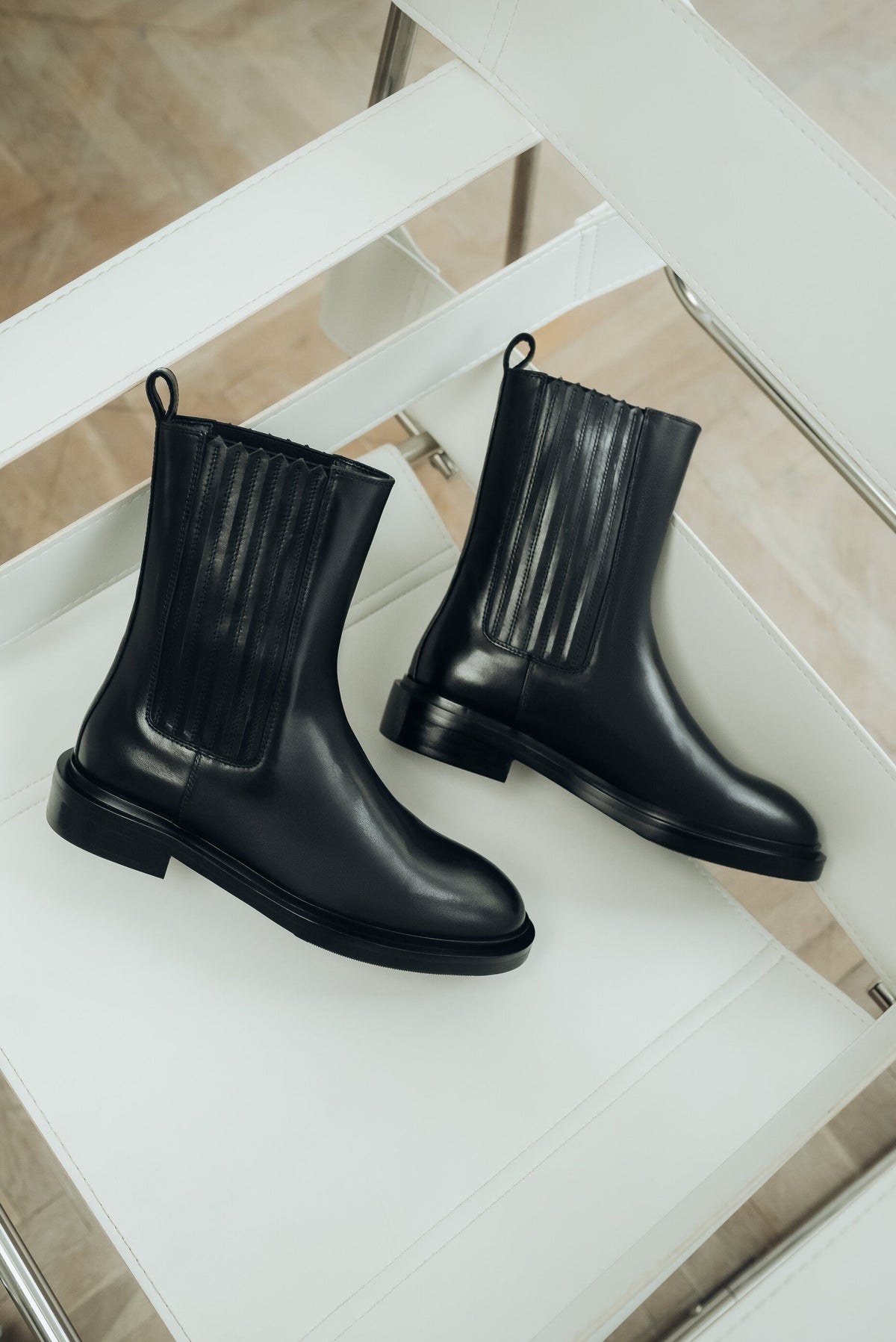 Women's Classic Black Leather Chelsea Boots with Elastic Gores Estro ER00120637.