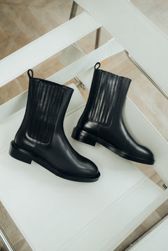 Women's Classic Black Leather Chelsea Boots with Elastic Gores Estro ER00120637.