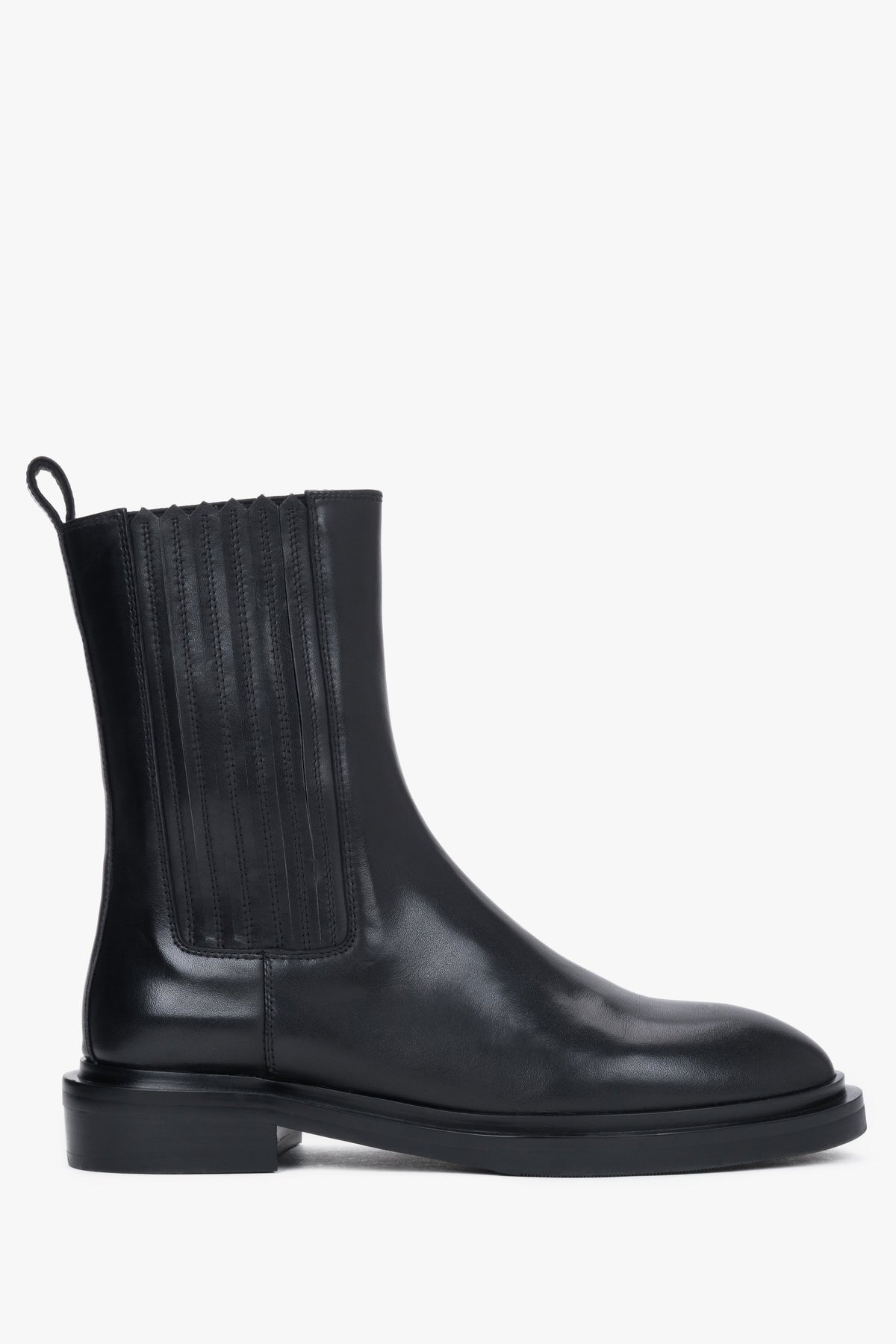 Estro - women's classic black leather Chelsea boots with elastic gores.
