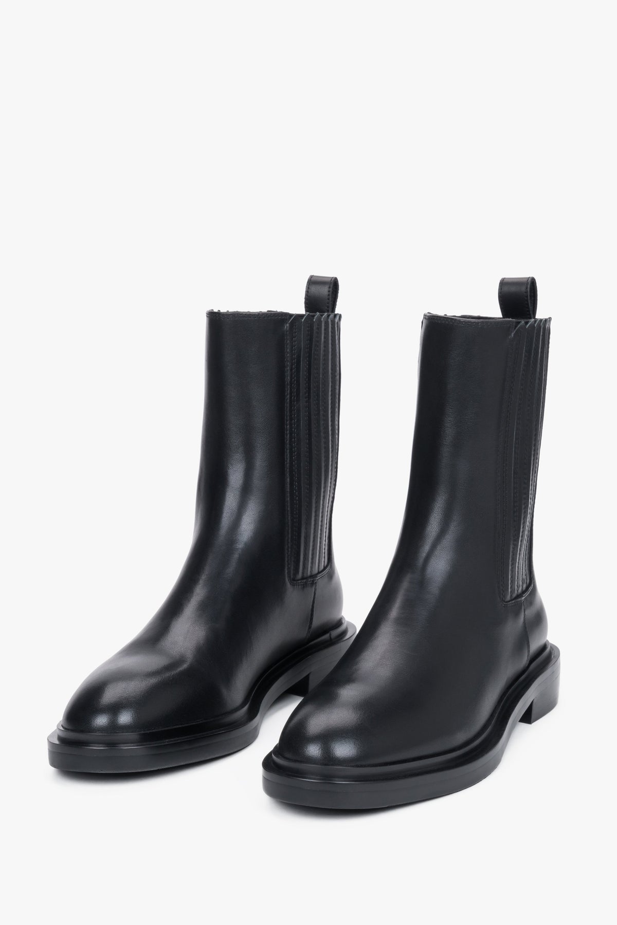 Women's classic black genuine leather Chelsea boots with elastic side panels Estro.