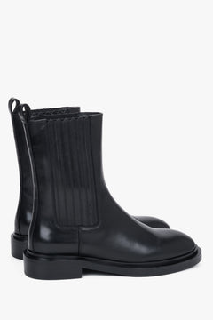 Black women's Chelsea boots Estro, classic leather design with elastic gores - close-up of details.