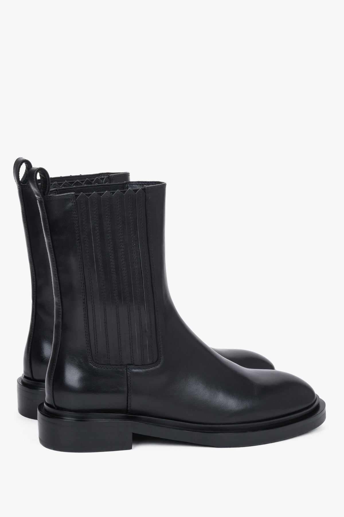 Black women's Chelsea boots Estro, classic leather design with elastic gores - close-up of details.