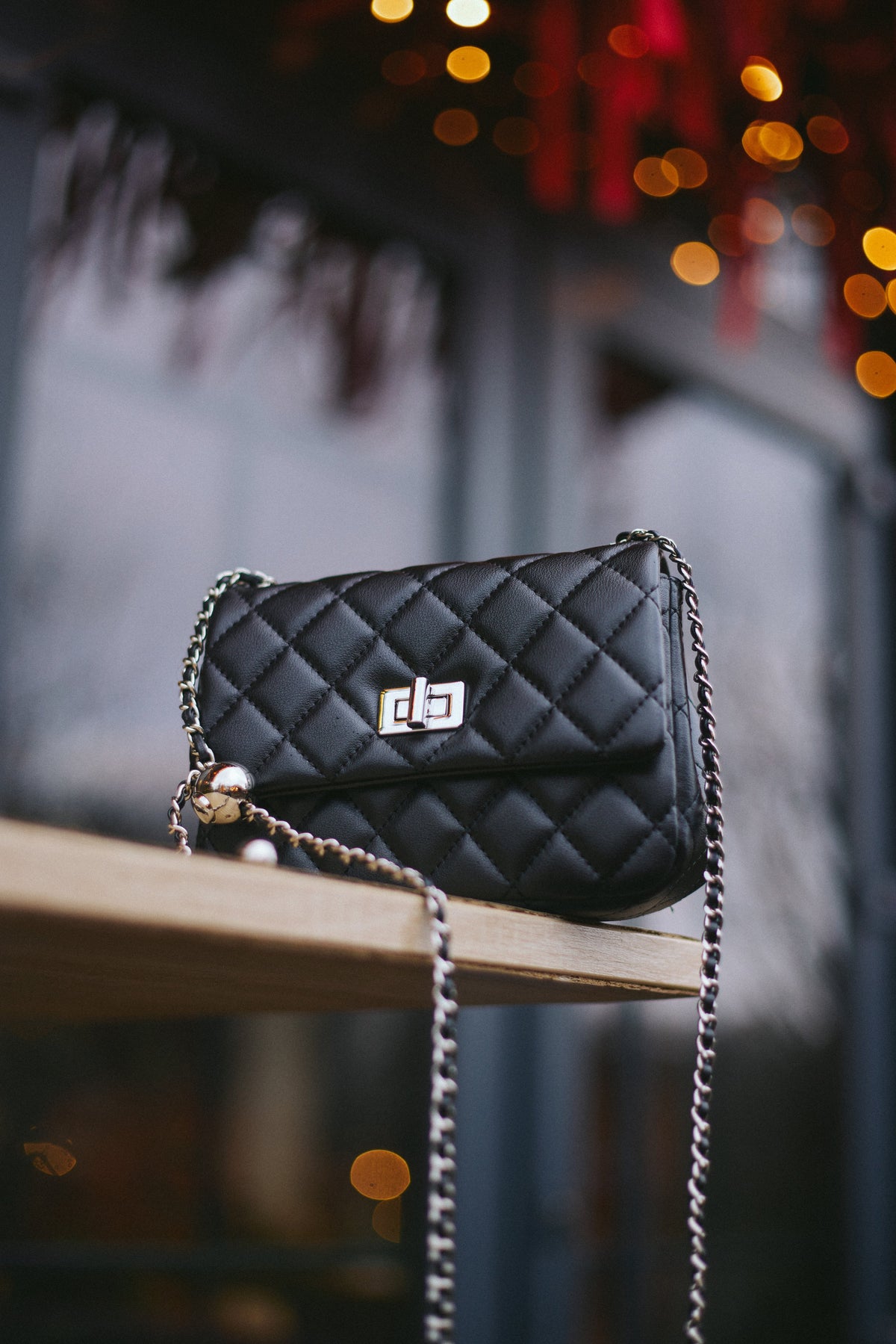 Women's Classic Black Quilted Shoulder Bag with Silver Chain Estro ER00118403.