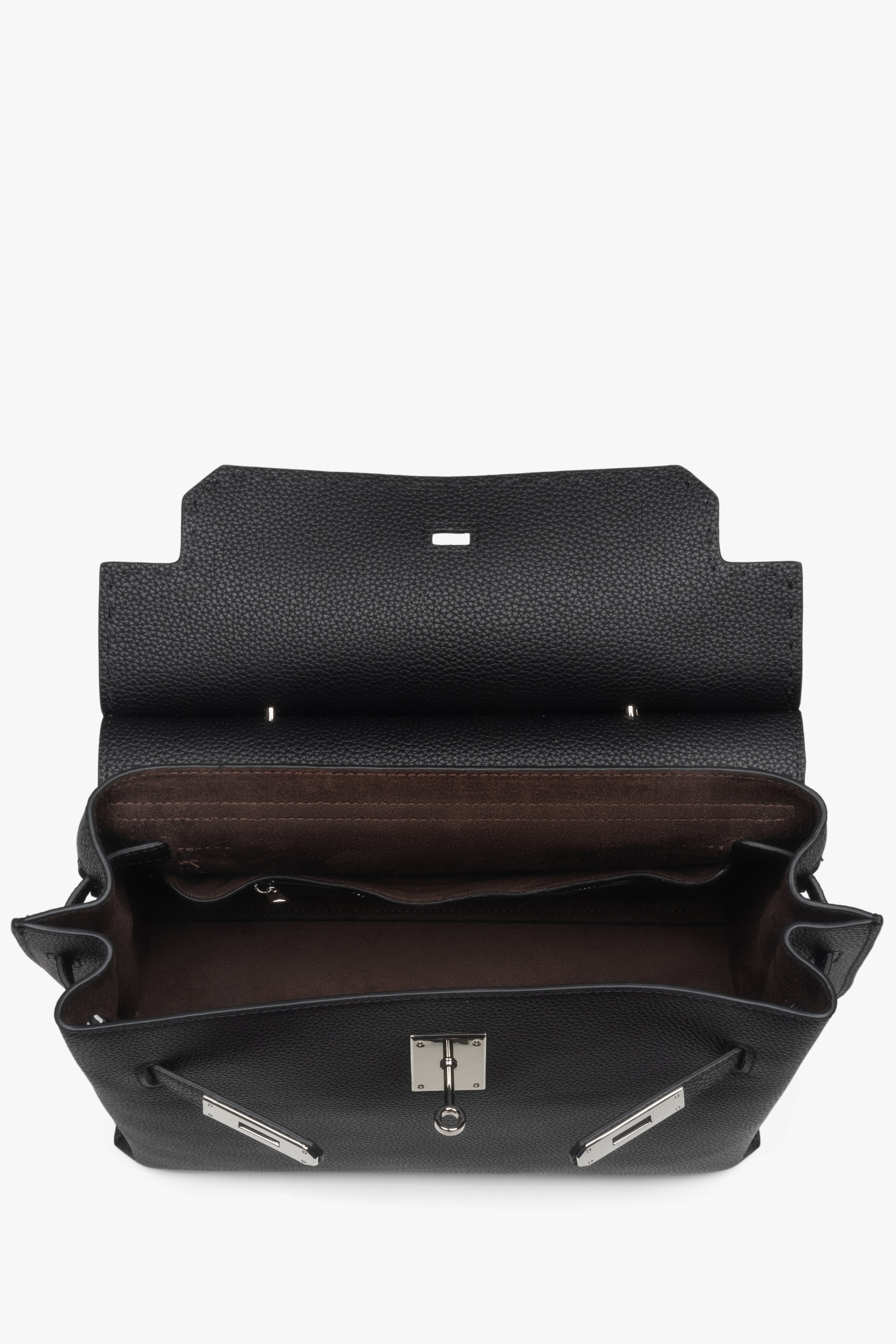 Estro women’s black leather satchel bag with timeless design.