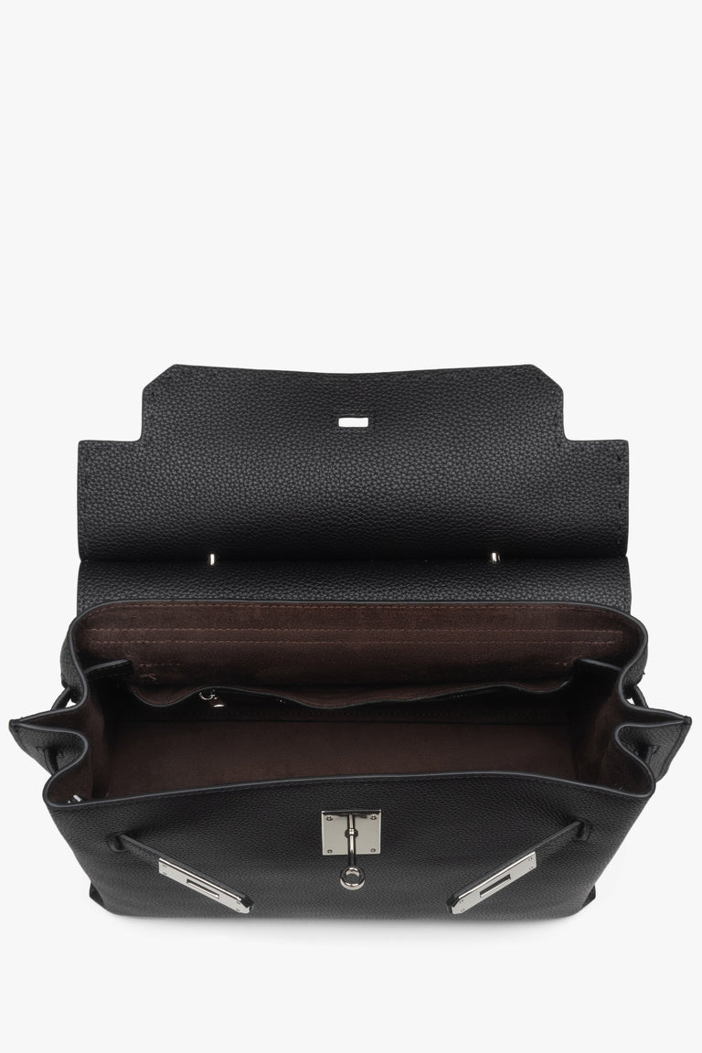 Estro women’s black leather satchel bag with timeless design.