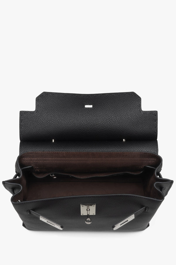 Estro women’s black leather satchel bag with timeless design.