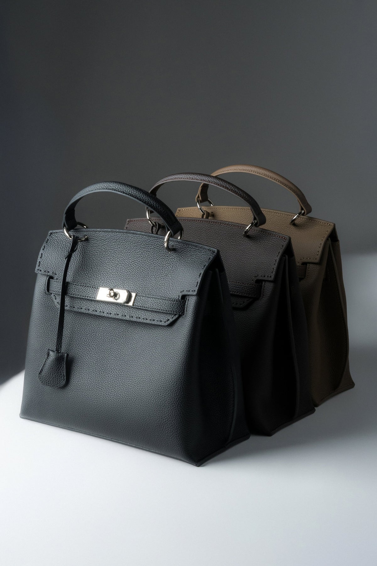 Elegant black satchel bag in genuine leather for everyday use.