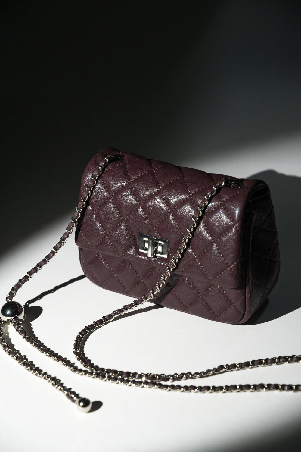 Women's Classic Burgundy Quilted Shoulder Bag with Silver Chain Estro ER00120551.