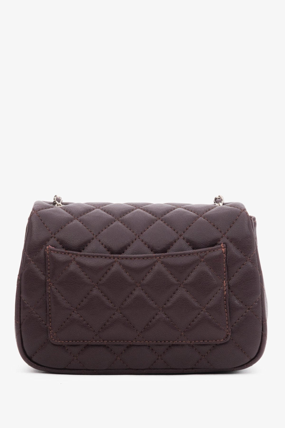 Women's burgundy quilted shoulder bag Estro - close-up of details and silver chain.