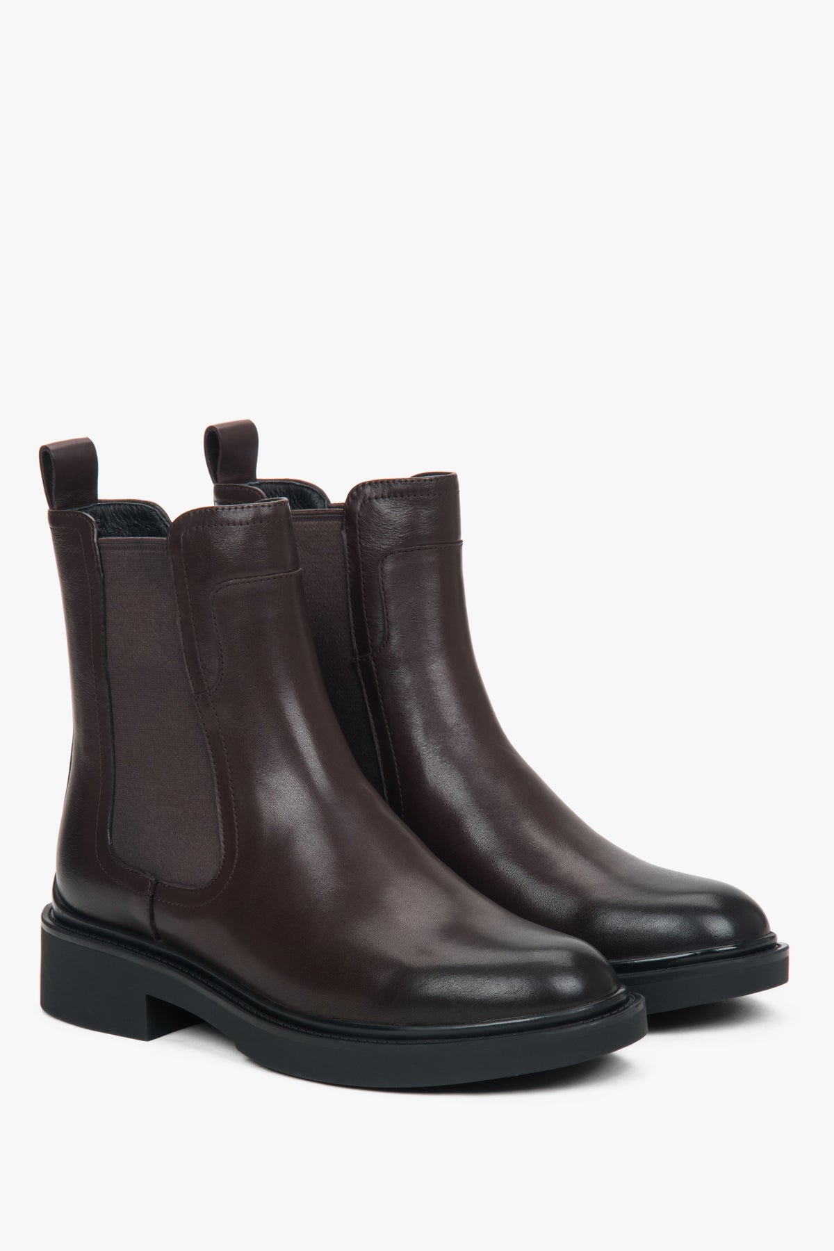 Women's classic dark brown Chelsea boots with light insulation.