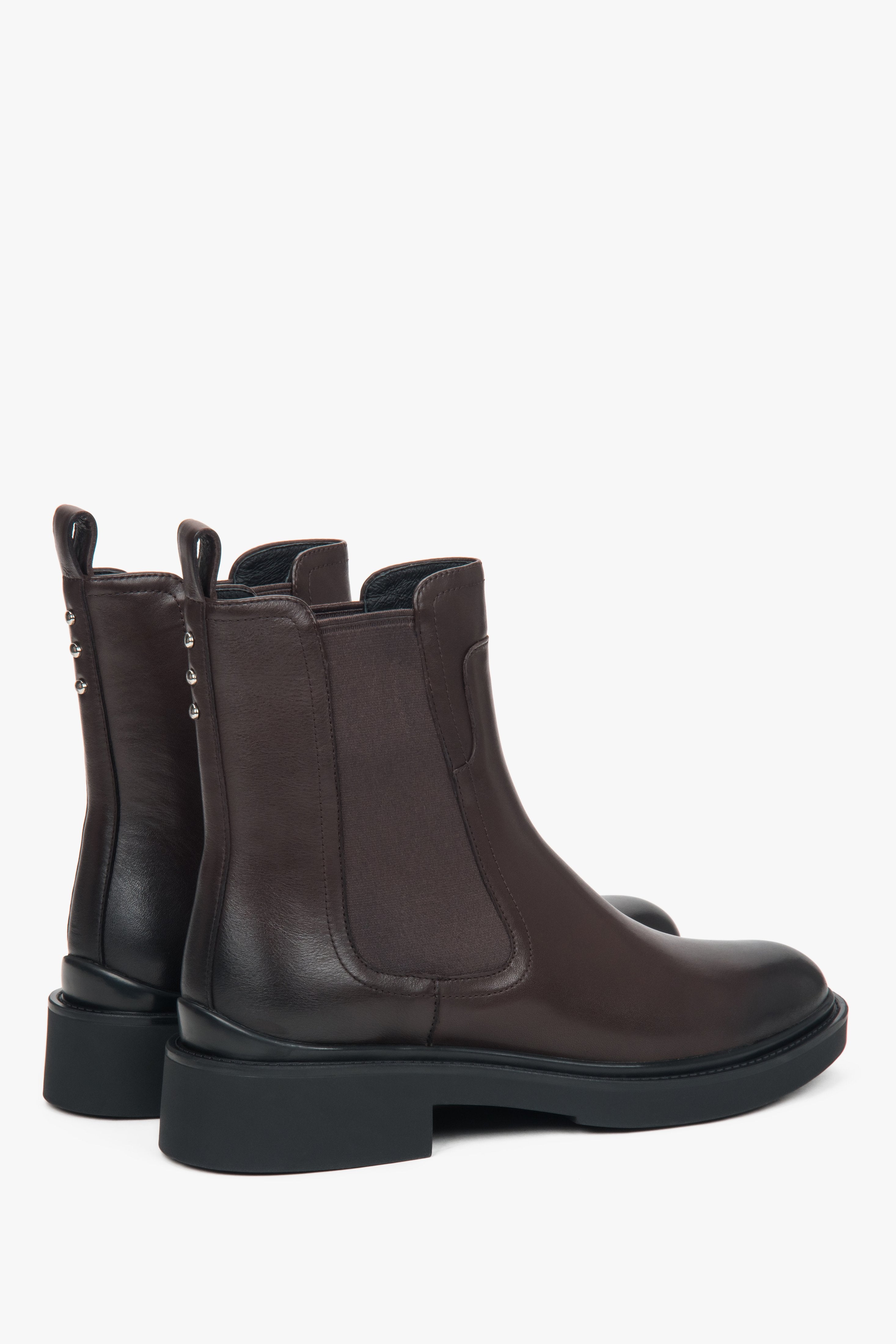 With light insulation, women's classic dark brown Chelsea boots Estro.