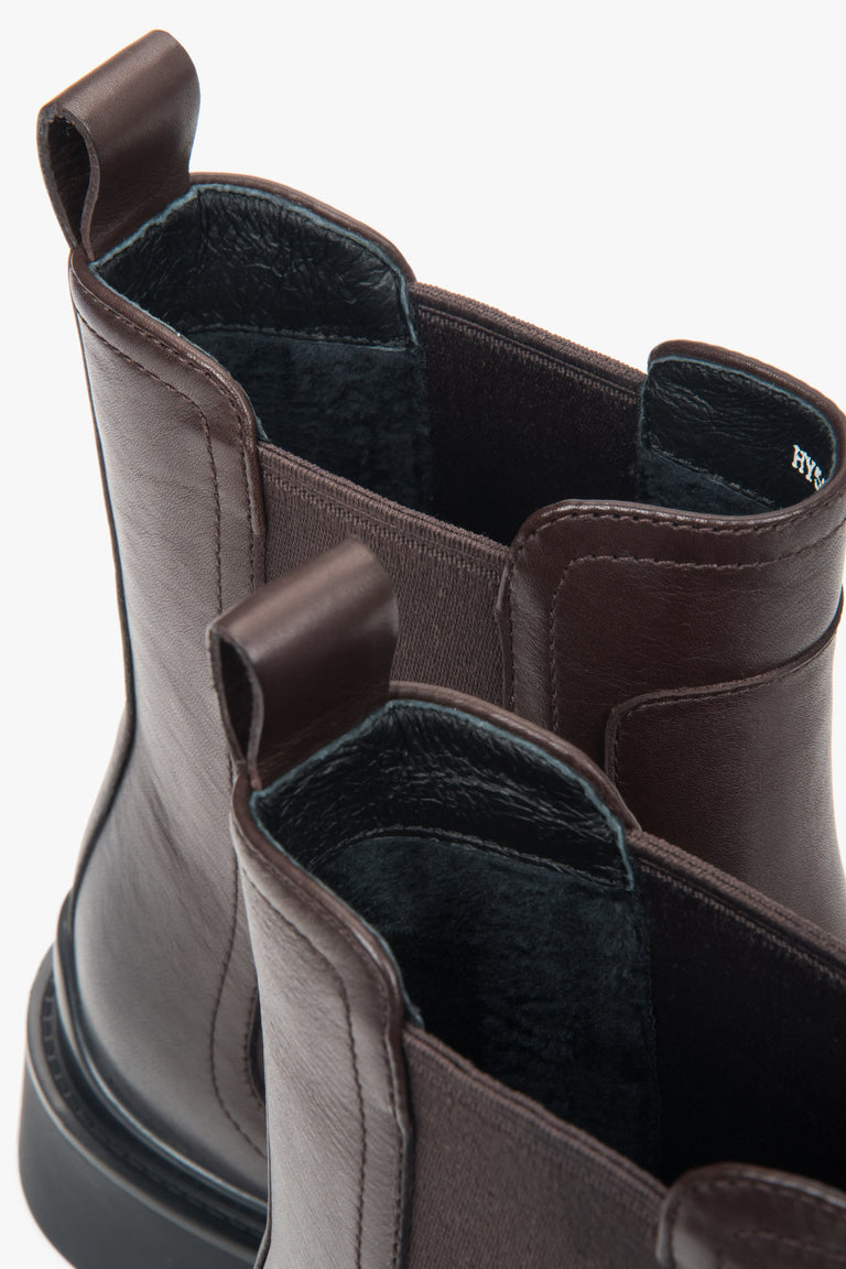 Women's dark brown classic Chelsea boots with light insulation from Estro.