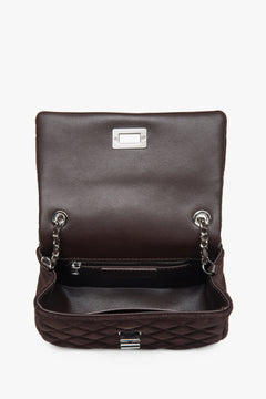 Women's dark brown quilted velour shoulder bag Estro - close-up of details and silver chain.