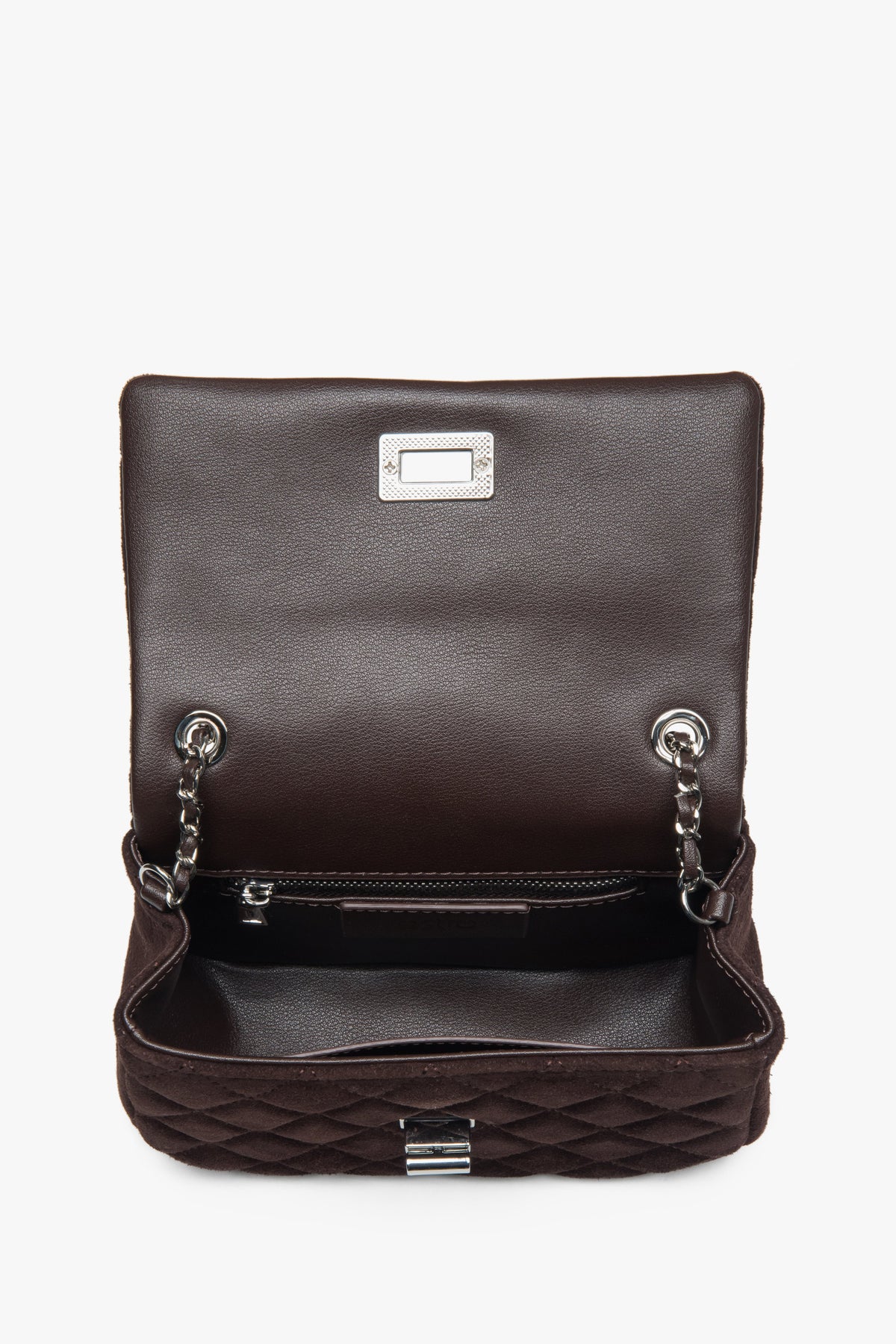 Women's dark brown quilted velour shoulder bag Estro - close-up of details and silver chain.