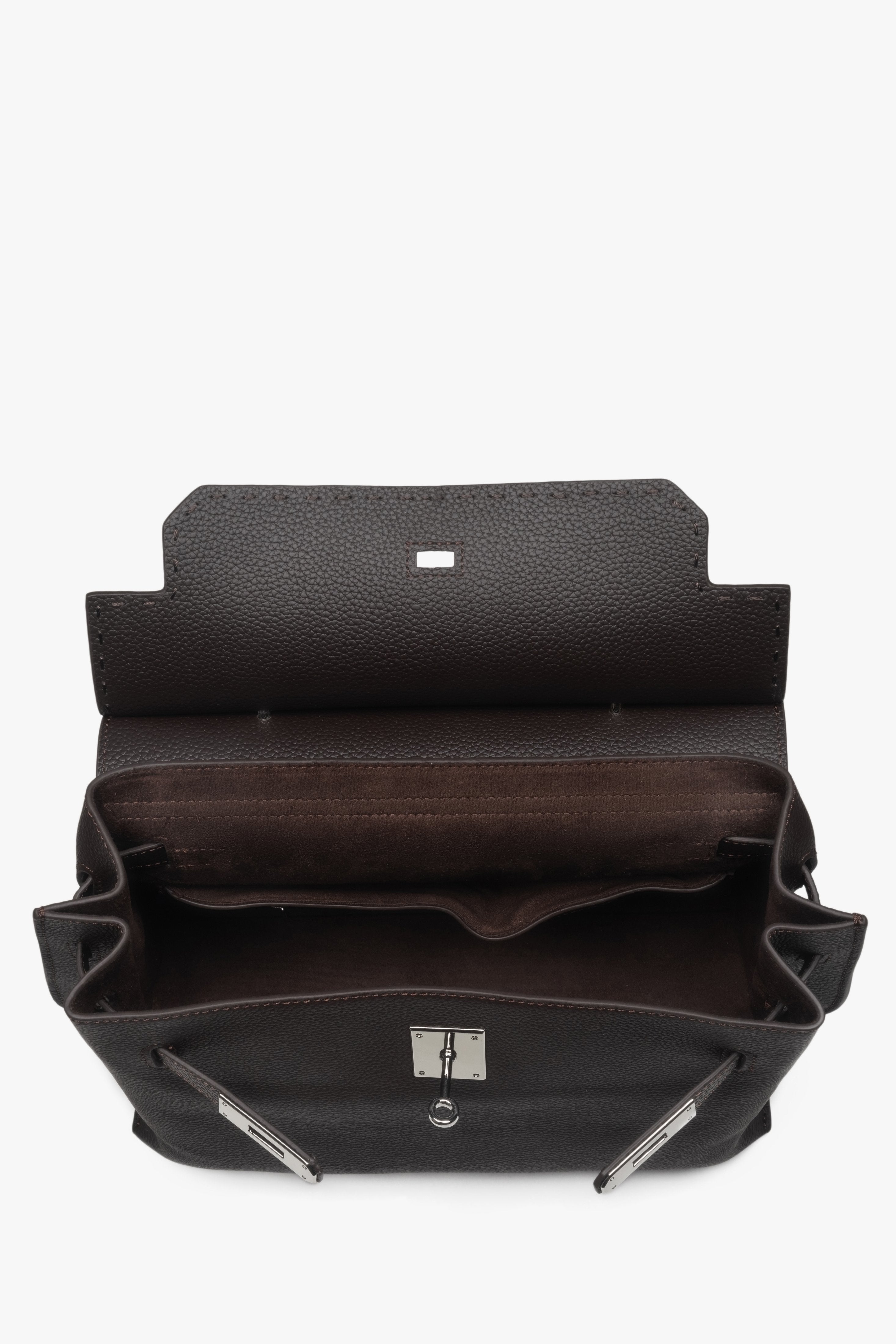 Estro women’s dark brown leather satchel bag in classic design.