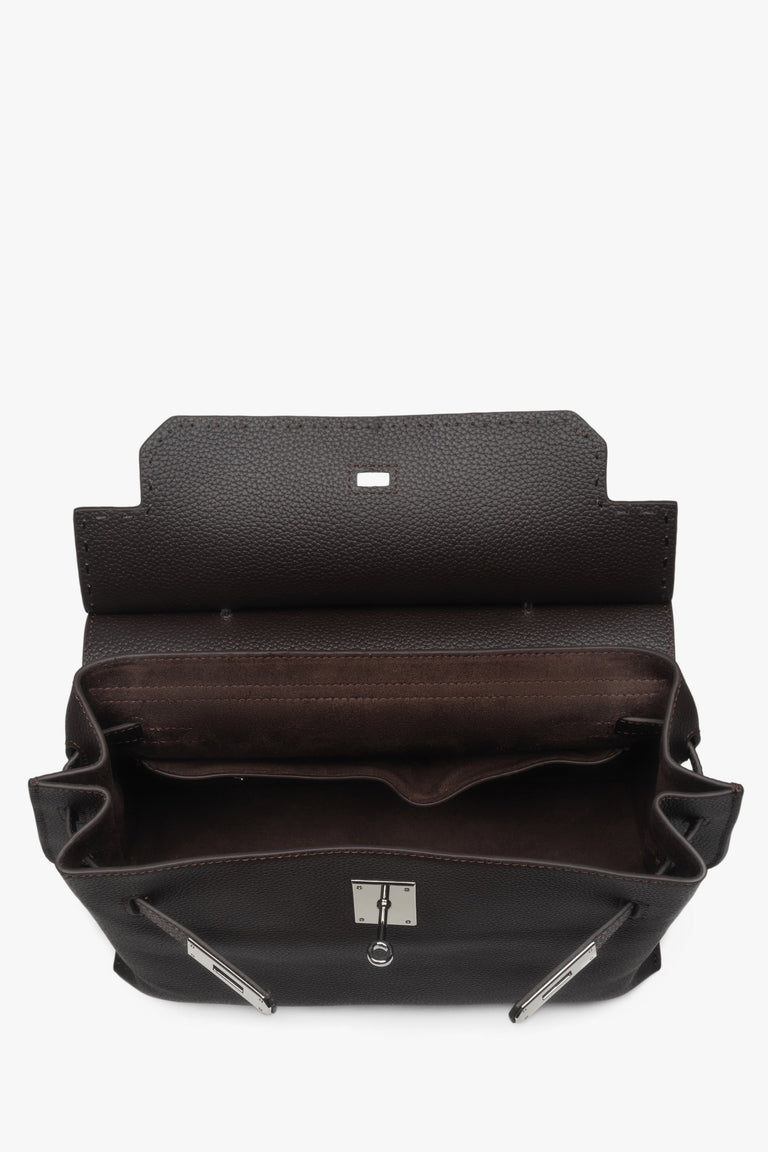 Estro women’s dark brown leather satchel bag in classic design.