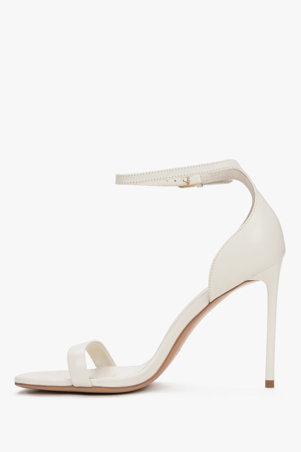Women's cream beige leather sandals with closed heel and buckle