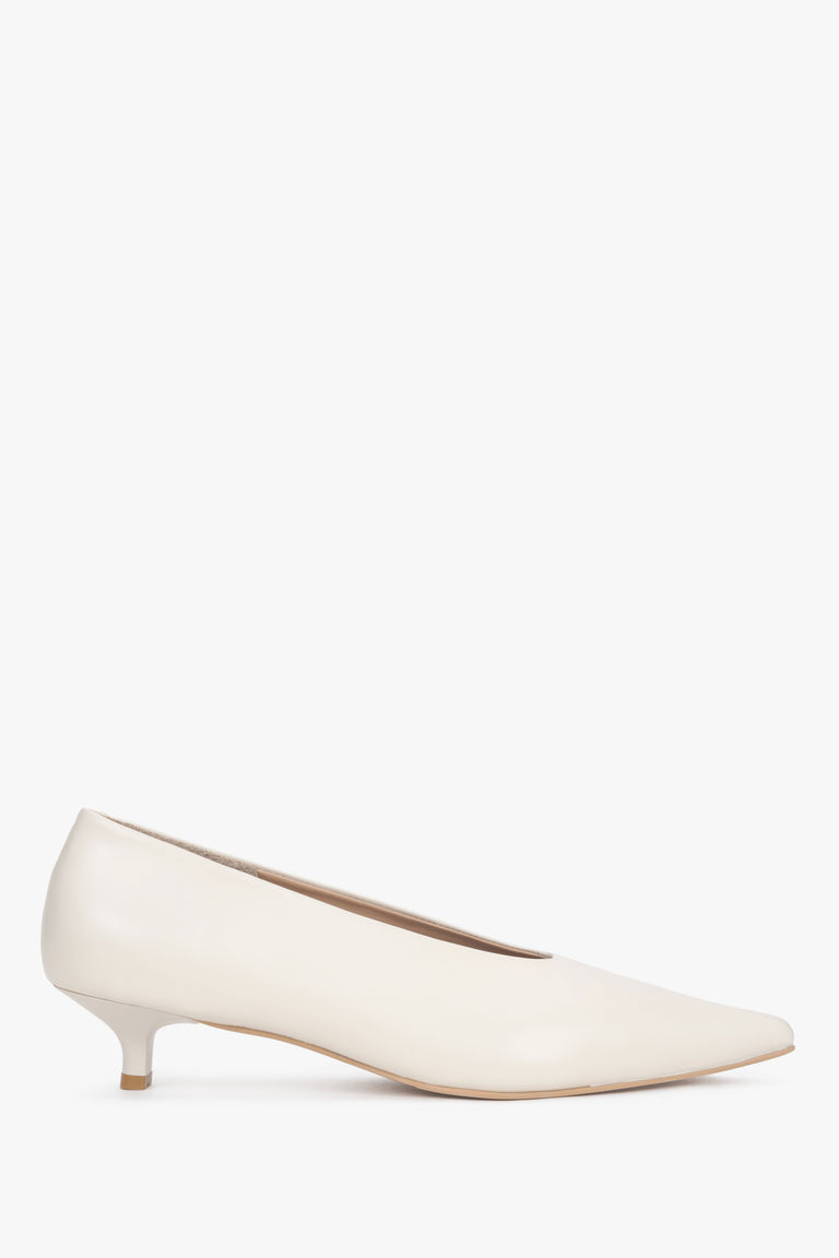 Women’s cream beige leather kitten heels by Estro with pointed toe.