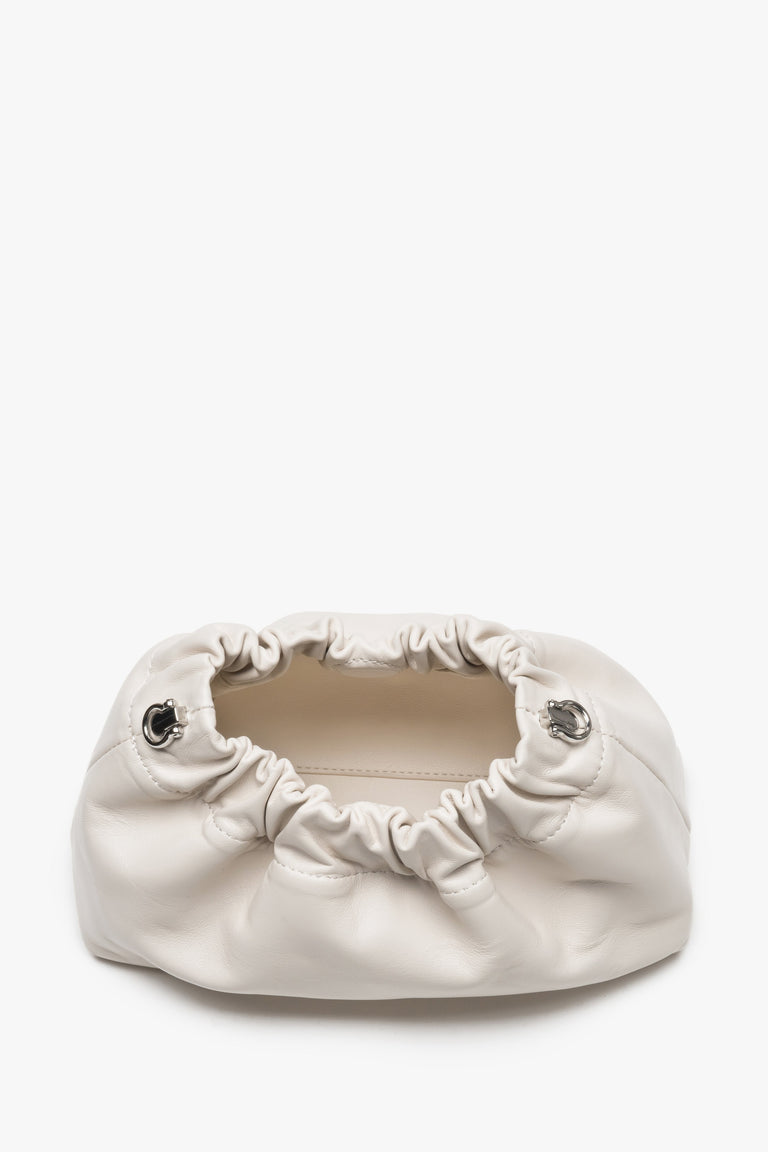Detail image of women's cream beige leather shoulder bag with chain
