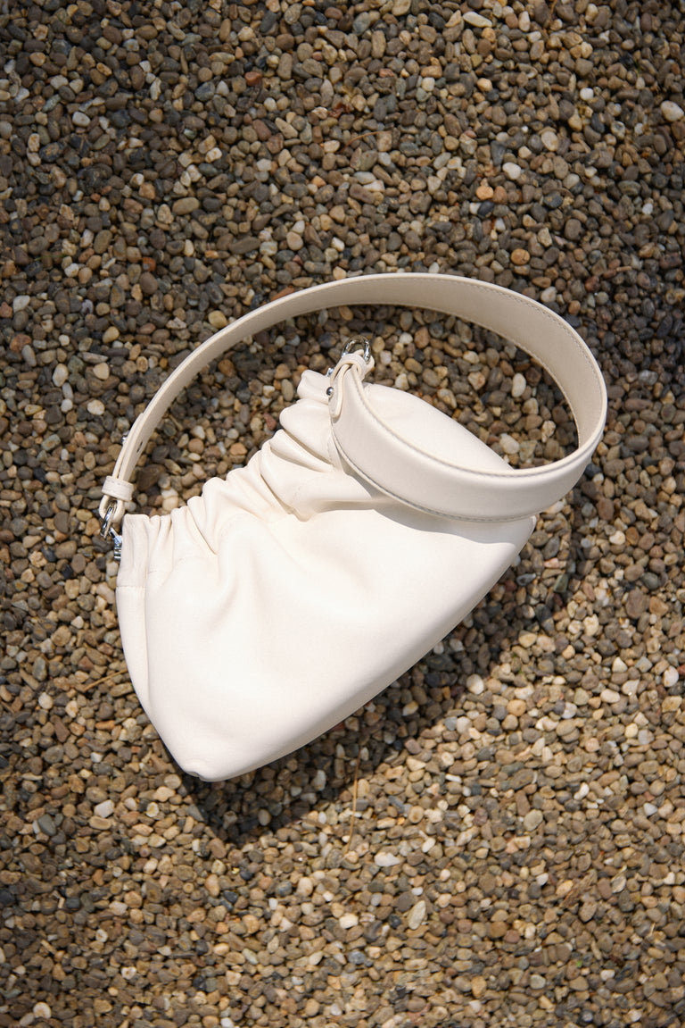 Women's Milky Beige Leather Shoulder Bag with Chain Estro Selection ER00119246