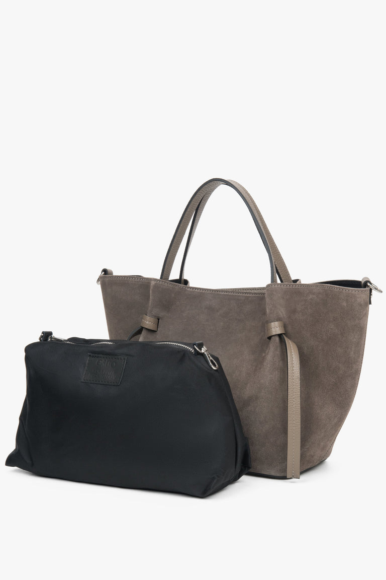 Dark beige boat-shaped shopper bag made of natural Italian premium velour from Estro, model ER00118159.