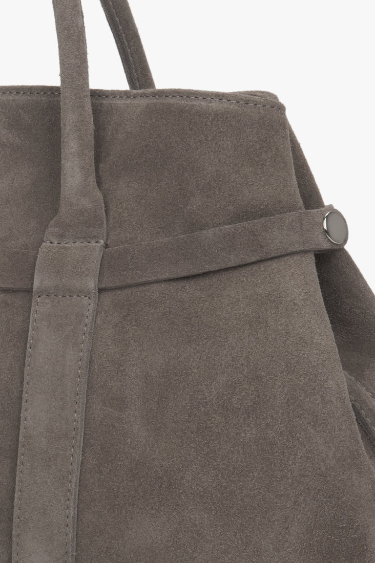 Dark beige women’s tote shoulder bag made of genuine Italian premium velour – details.