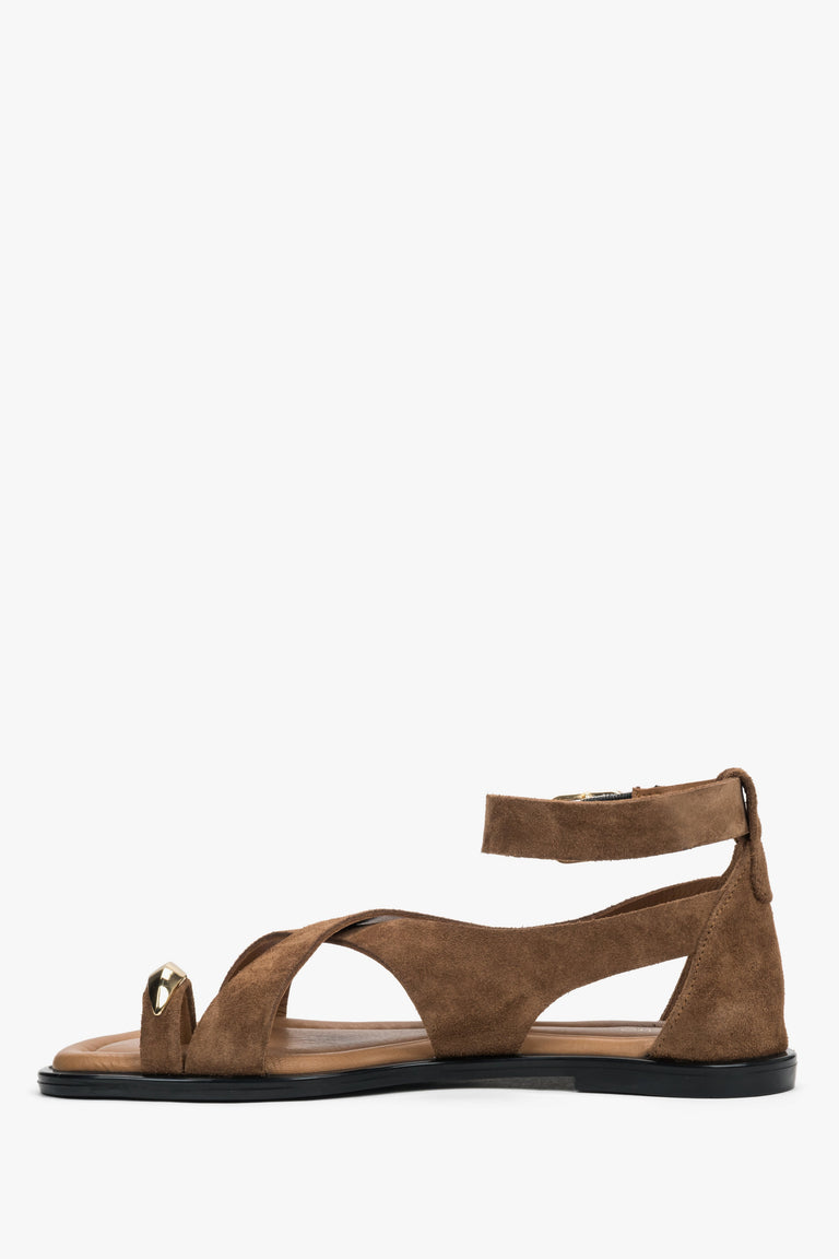 Dark beige women’s Estro velour sandals with a gold toe ring detail - side view.