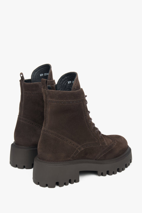 Dark brown lace-up ankle boots for women by Estro – a perfect choice for those who appreciate comfort and the quality of genuine Italian velour.
