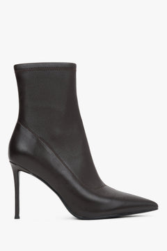 With an elastic shaft, dark brown women’s ankle boots on a high stiletto heel by Estro.