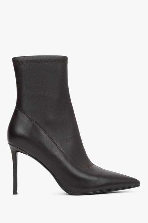 With an elastic shaft, dark brown women’s ankle boots on a high stiletto heel by Estro.