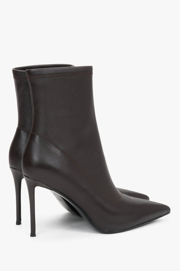 Women’s dark brown ankle boots with an elastic shaft on a high stiletto heel by Estro.
