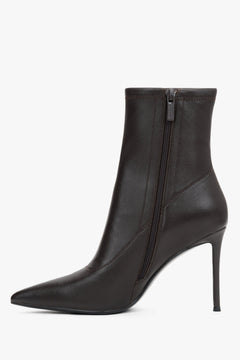 With an elastic shaft, dark brown women’s ankle boots on a high stiletto heel by Estro.