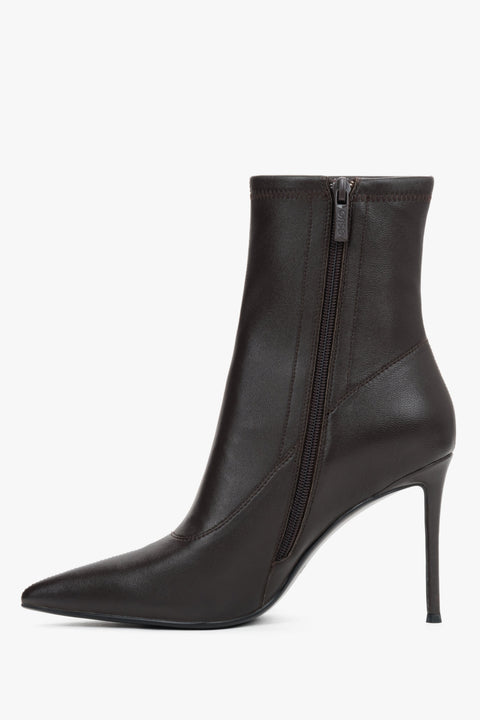 With an elastic shaft, dark brown women’s ankle boots on a high stiletto heel by Estro.