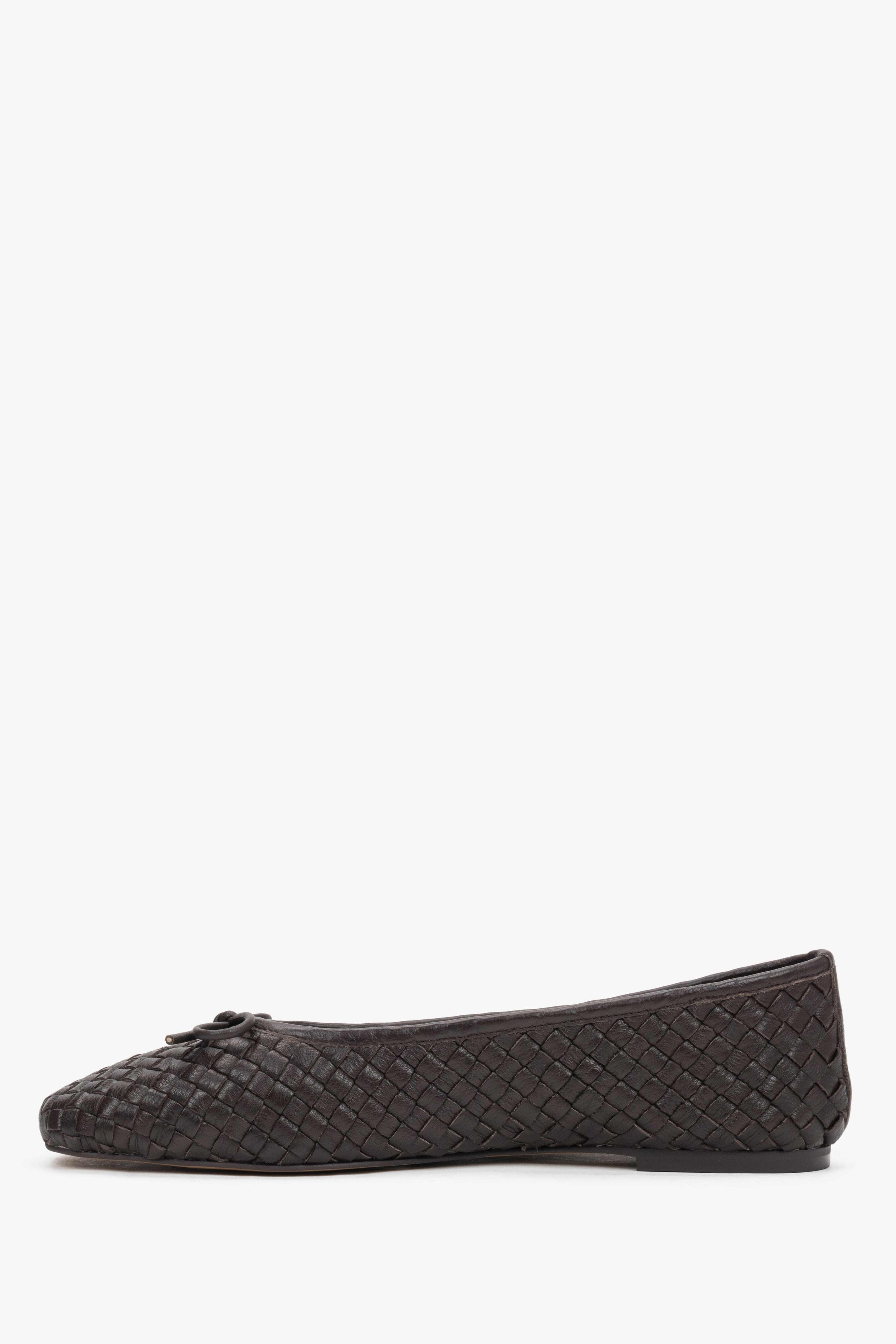 Slip-on leather shoes showcasing a flat, stable tunite sole profile and neatly finished edges.