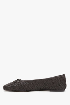 Slip-on leather shoes showcasing a flat, stable tunite sole profile and neatly finished edges.