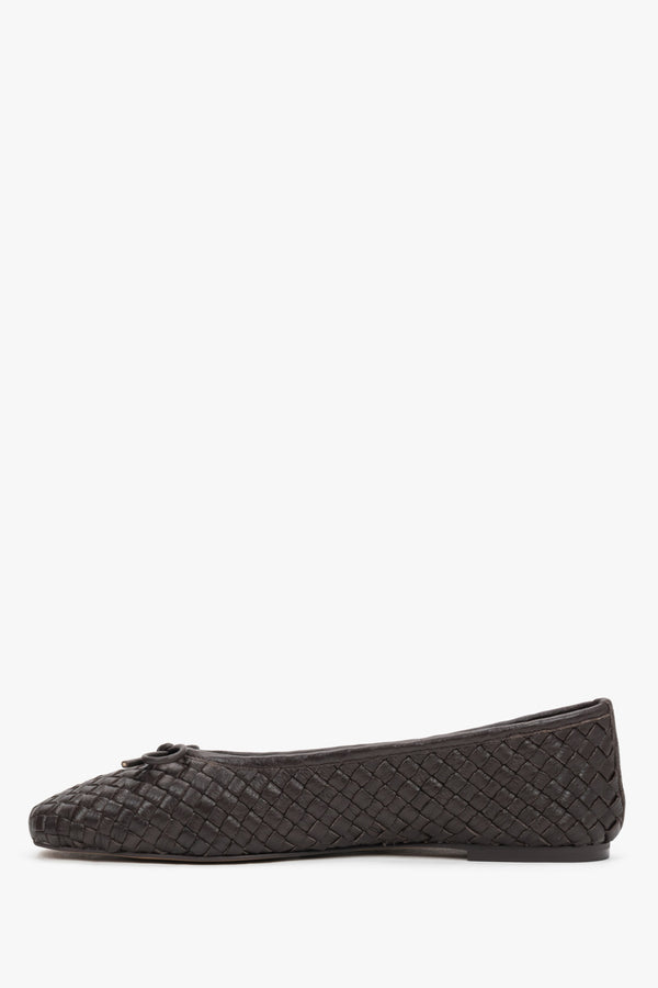 Slip-on leather shoes showcasing a flat, stable tunite sole profile and neatly finished edges.