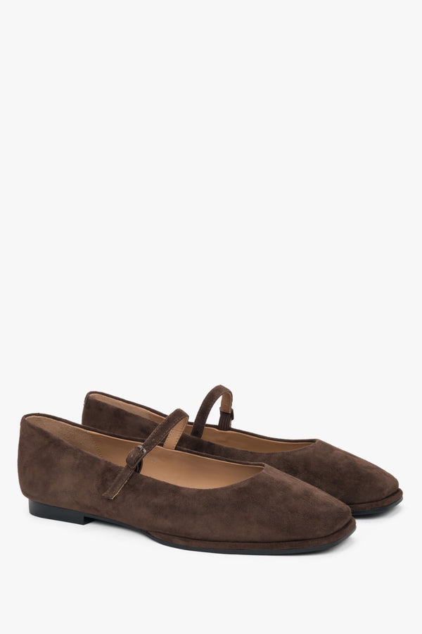 Dark brown women’s ballerinas in soft natural velour.