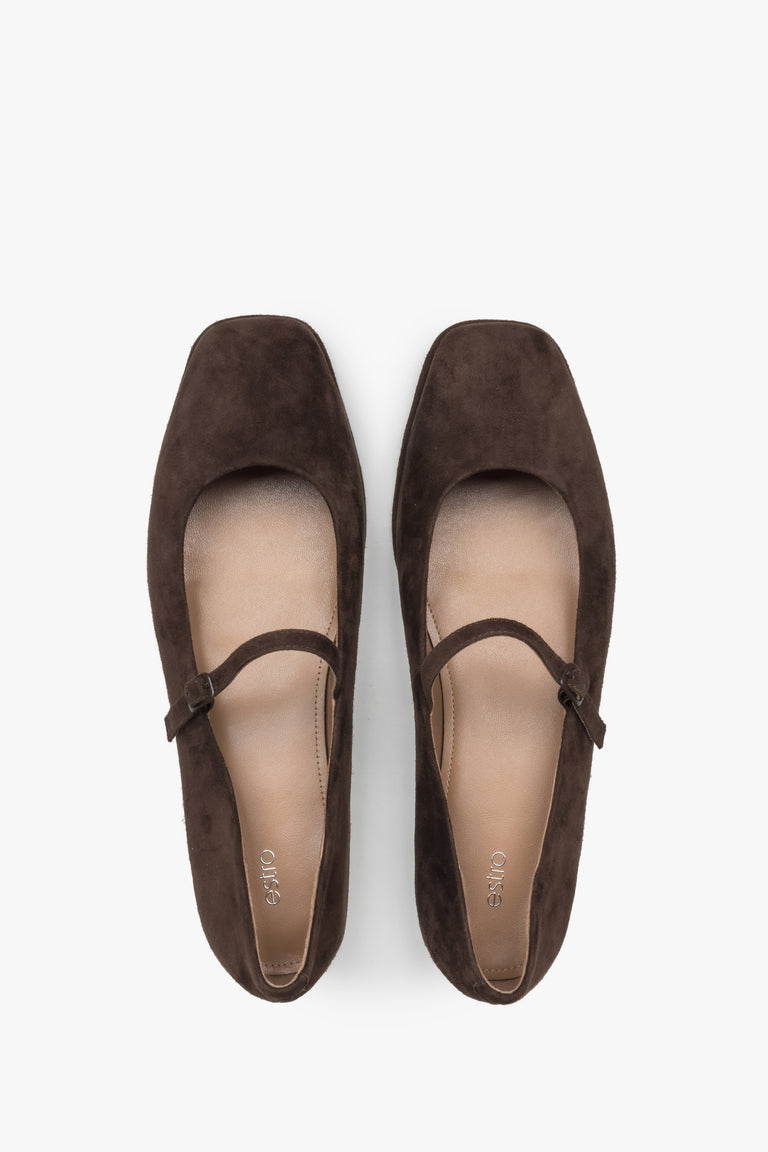 Estro women’s ballerinas, dark brown, in soft natural velour.