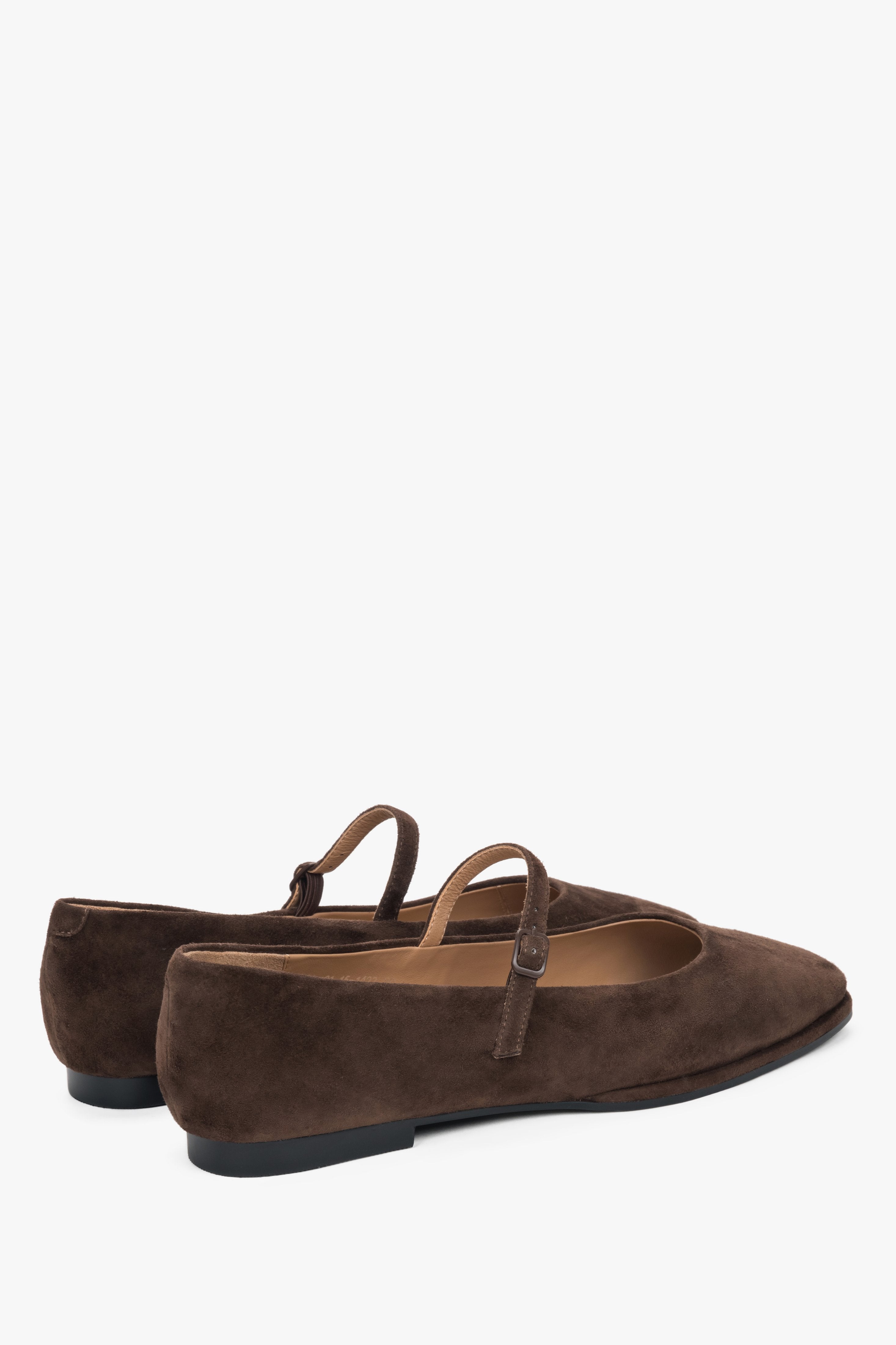In soft natural velour, dark brown women’s ballerinas Estro.